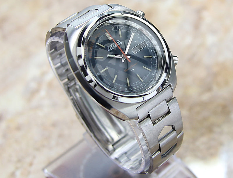 Seiko 5 Sports 7017-8000 Men's Mint Grade Collectible Watch